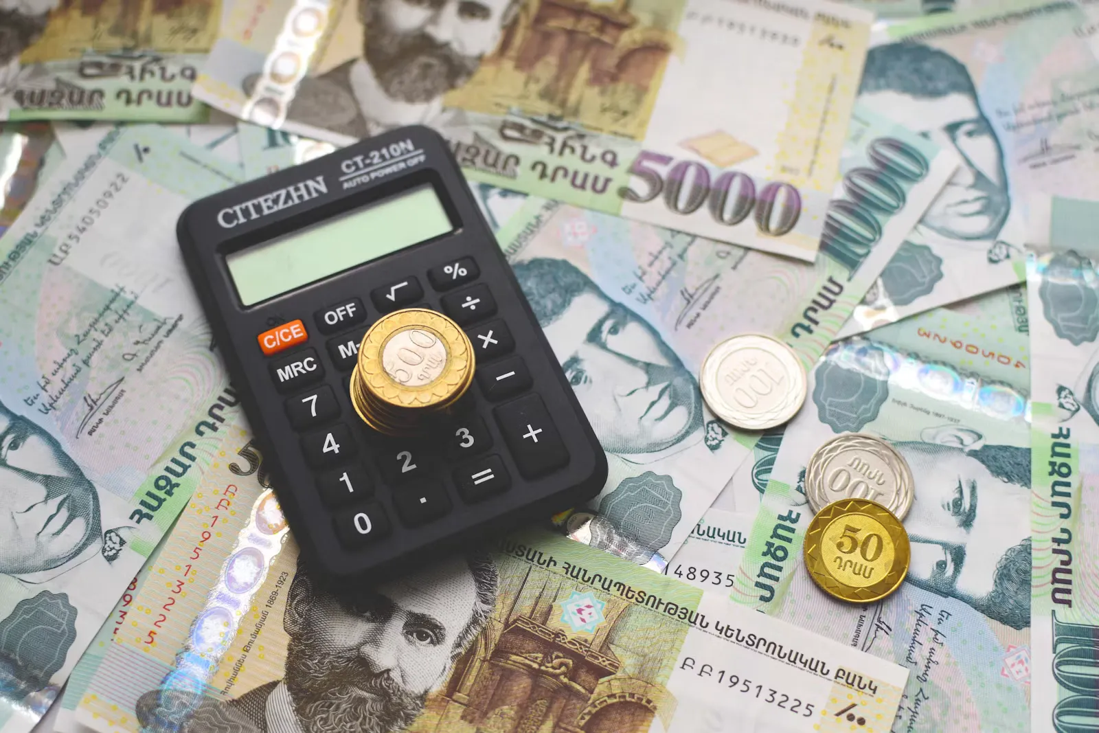 Auslandspraktikum Finanzierung 2026: BAföG & Erasmus+