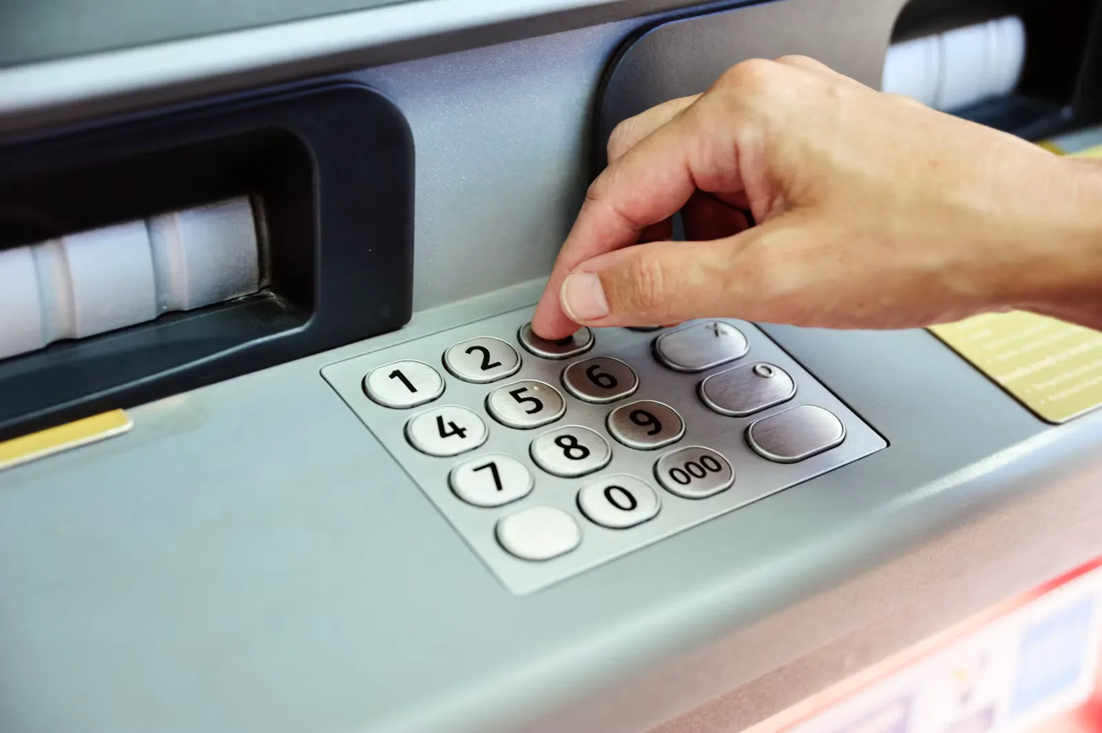 Geld abheben im Ausland: Gebühren sparen im Praktikum