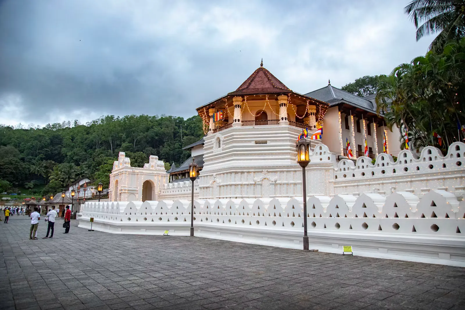 Sri Lanka Culture Guide 2026: Customs, Dress Code, Etiquette