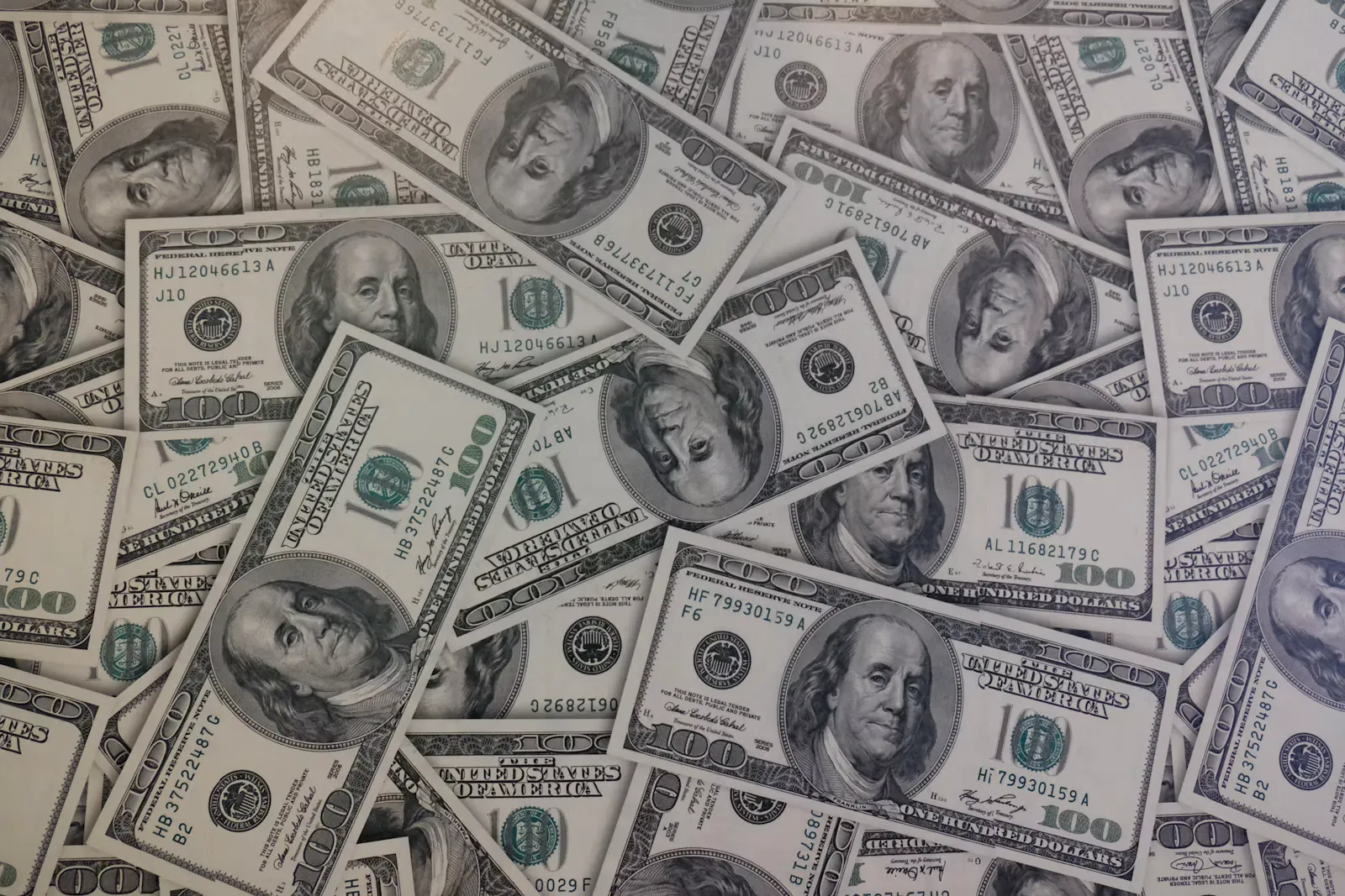 Stapel von Hundert-Dollar-Scheinen