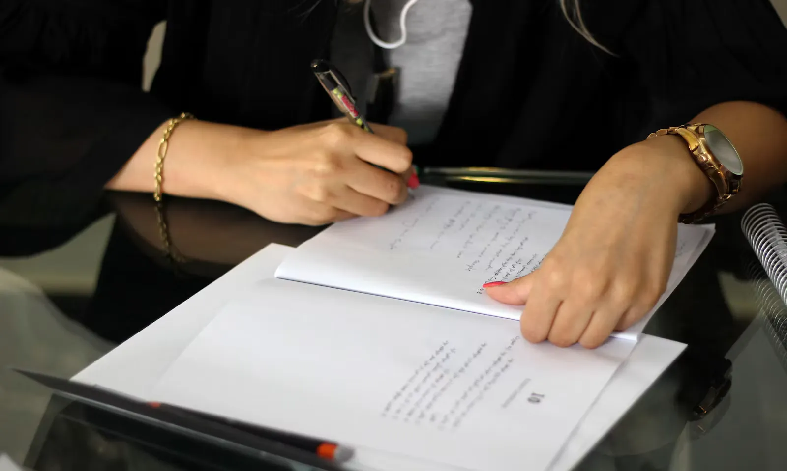 Person füllt ein Formular handschriftlich aus