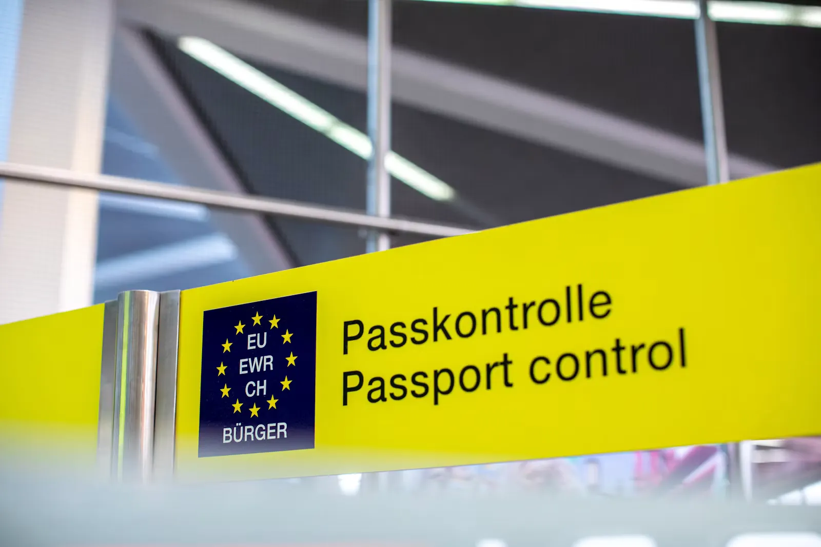 Hinweisschild zur Passkontrolle an einer Grenzstelle