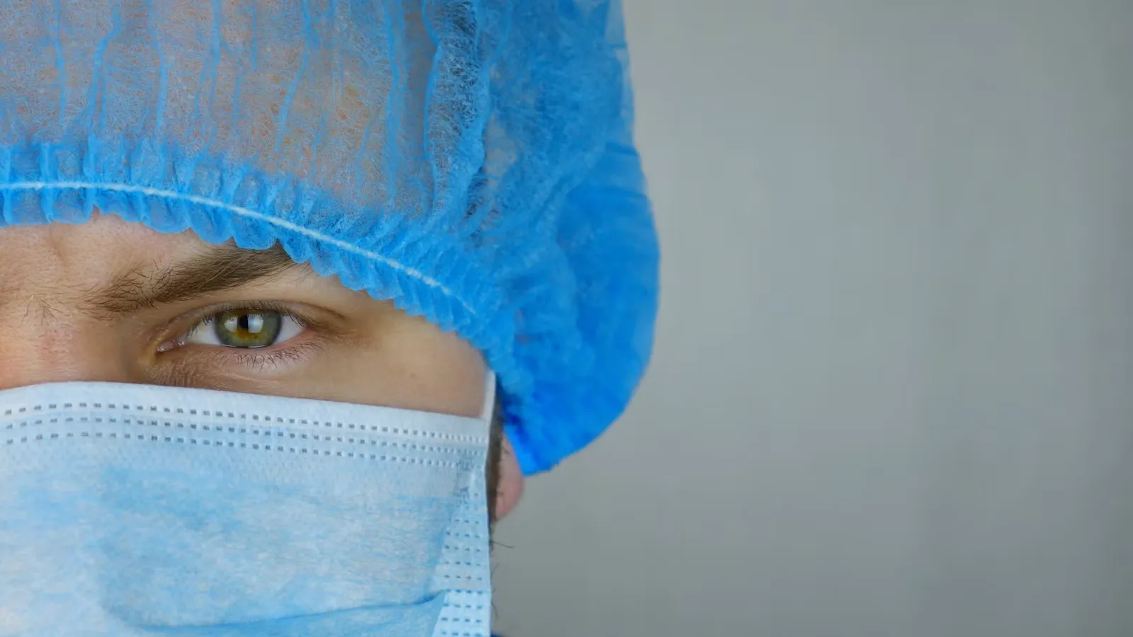 Nahaufnahme einer Person mit chirurgischer Maske