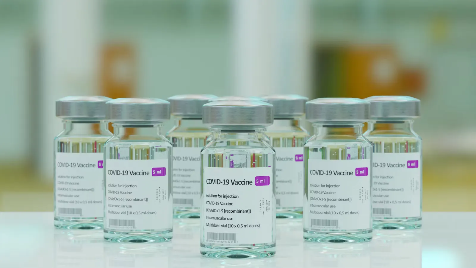 Drei durchsichtige Glasampullen nebeneinander auf einer hellen Tischplatte