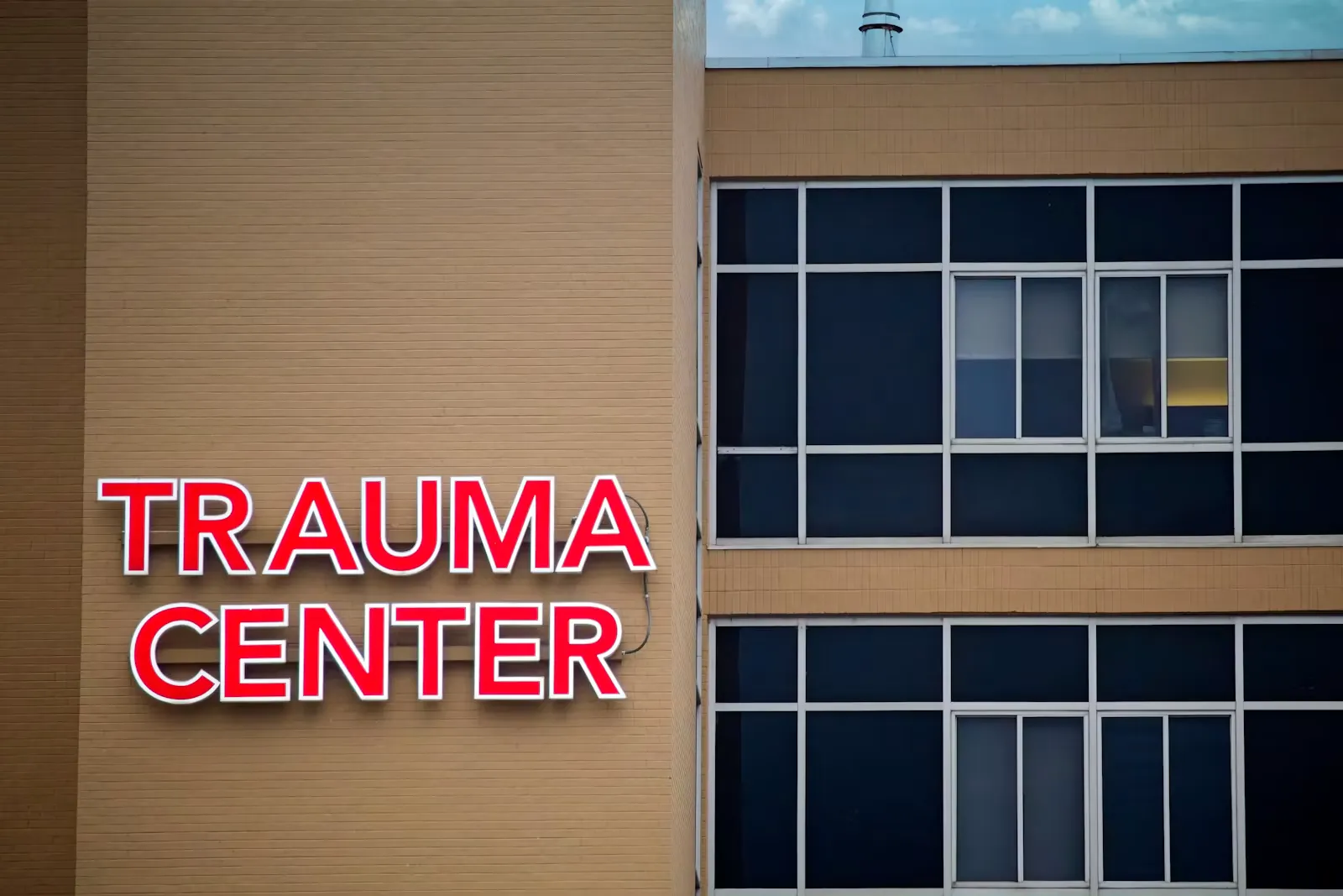 Schild mit der Aufschrift Trauma Center an einer Klinikfassade
