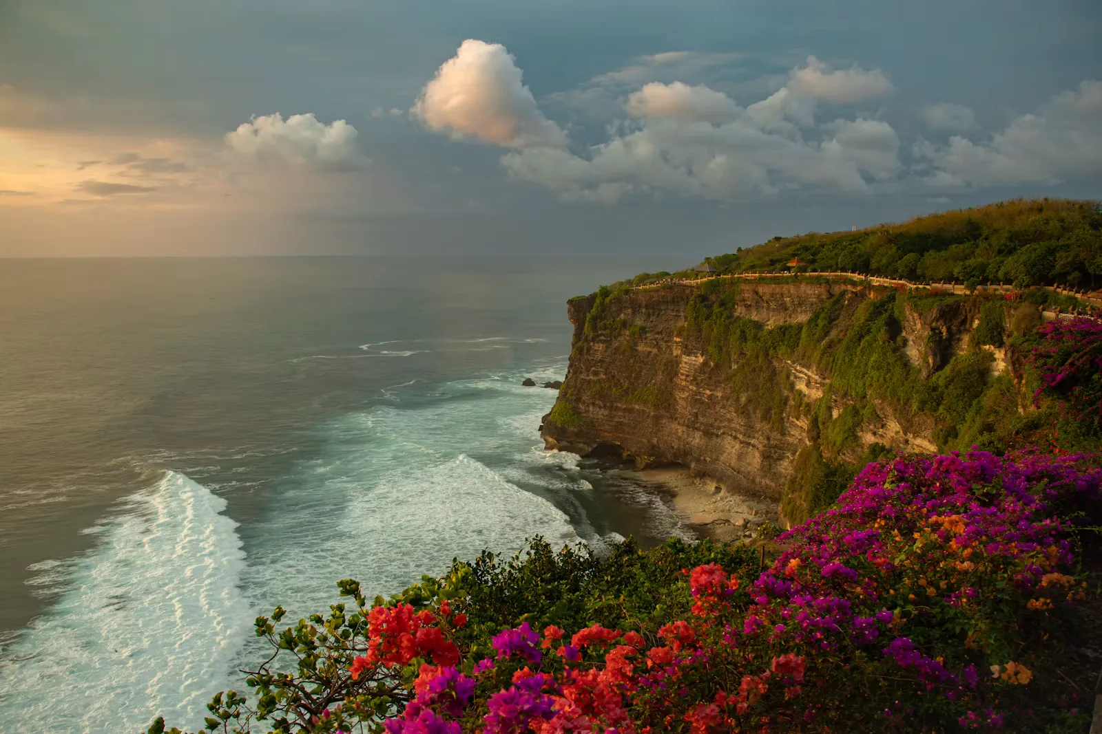 Steile Felsklippe an der Küste von Uluwatu auf Bali, dem Standort für Pflegepraktikum und klinische Praxiszeit in Indonesien