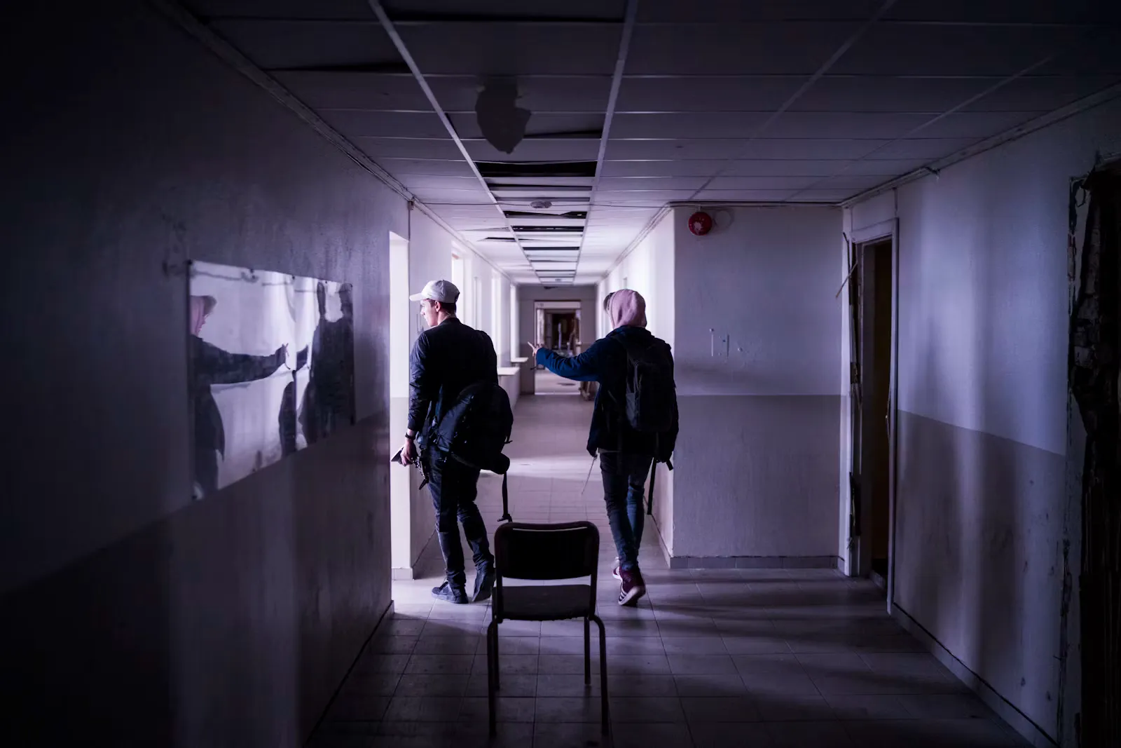 Zwei Personen gehen einen Klinikgang hinunter