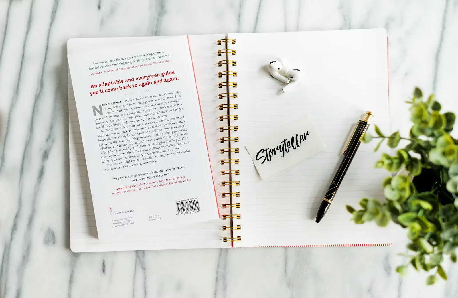 Weißes Druckpapier mit einem schwarzen Stift