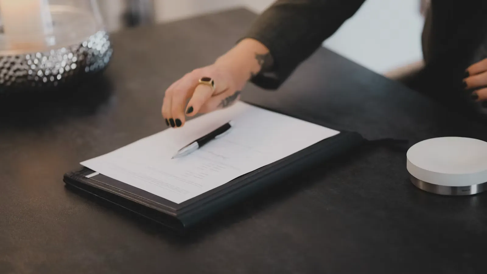 Person füllt handschriftlich ein Dokument aus