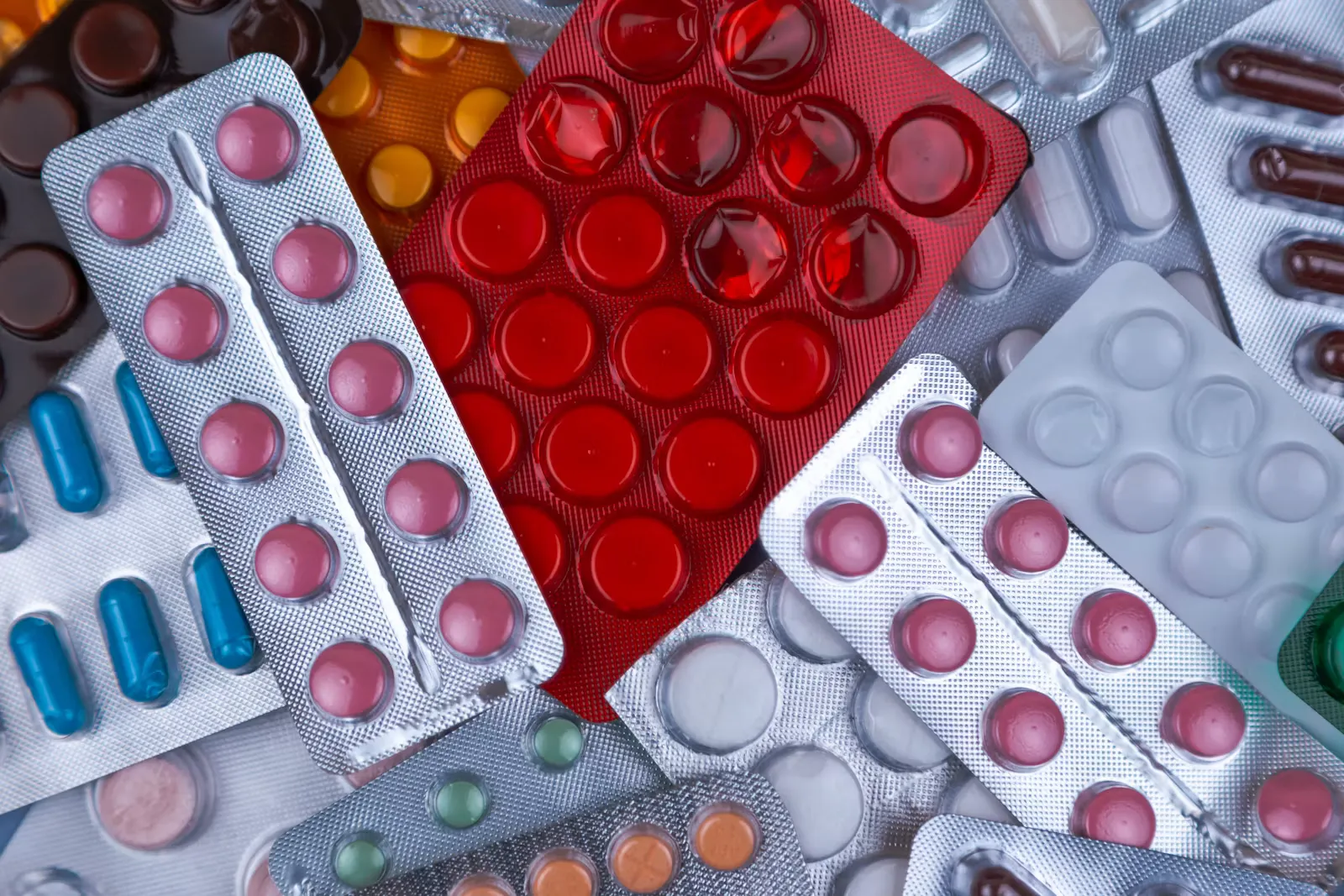 Stapel bunter Blisterpackungen mit Tabletten