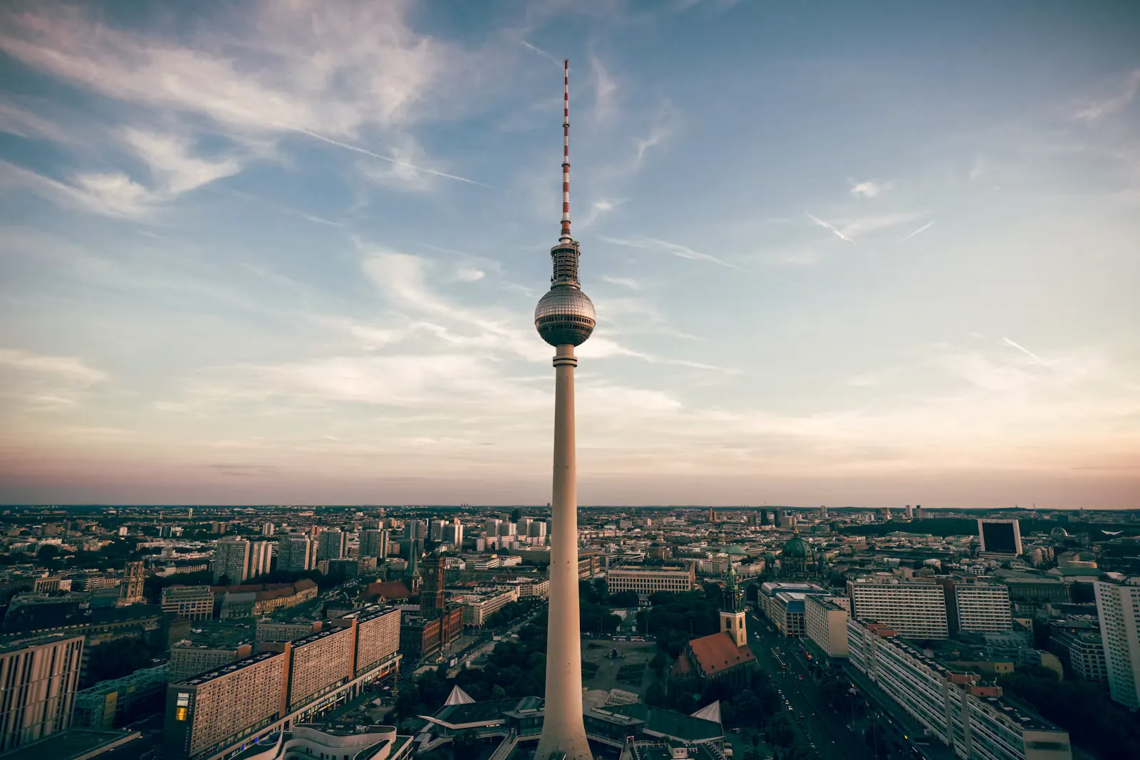 Blick auf den Berliner Fernsehturm über den Dächern der Hauptstadt