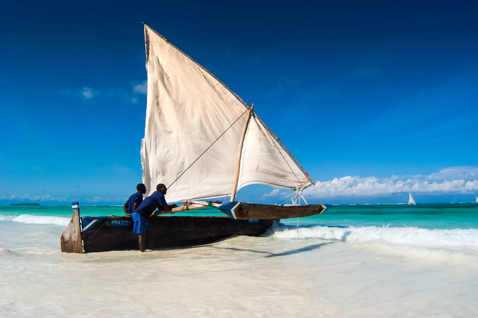 Traditionelles Segelboot am Strand von Sansibar bei Tageslicht, typisches Ankunftsbild für Praktikantinnen und Praktikanten