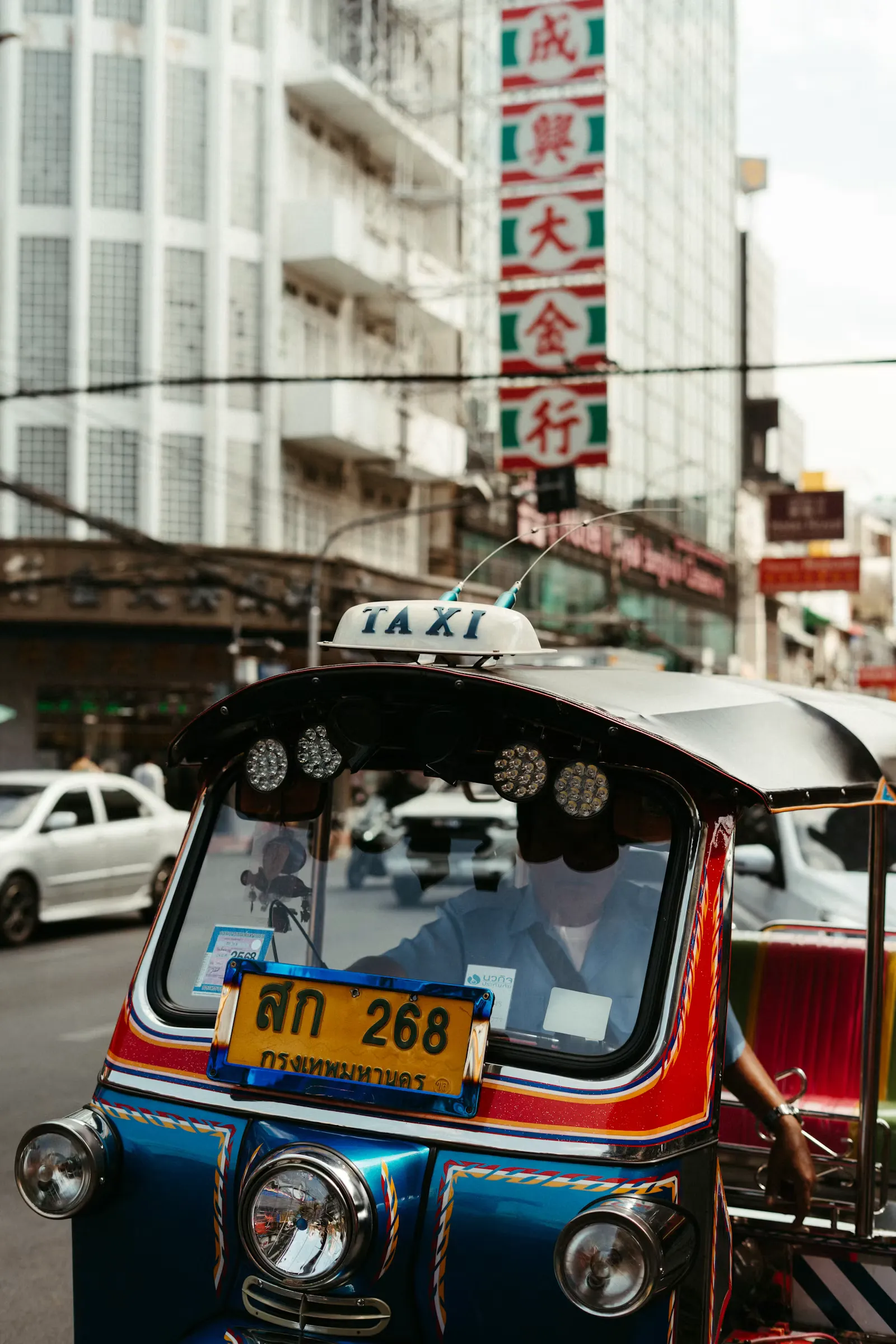 Tuk-Tuk fährt durch eine Straße in Südasien, ein typisches Fortbewegungsmittel für Praktikant:innen in Sri Lanka und Nepal