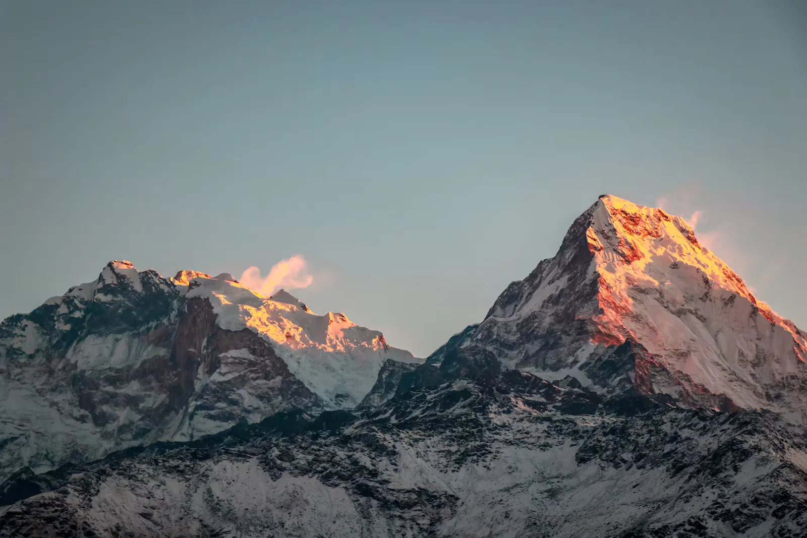 Schneebedeckte Himalaya-Gipfel in Nepal im ersten Morgenlicht, Höhen, in denen die Höhenkrankheit ohne Akklimatisation zum Risiko wird