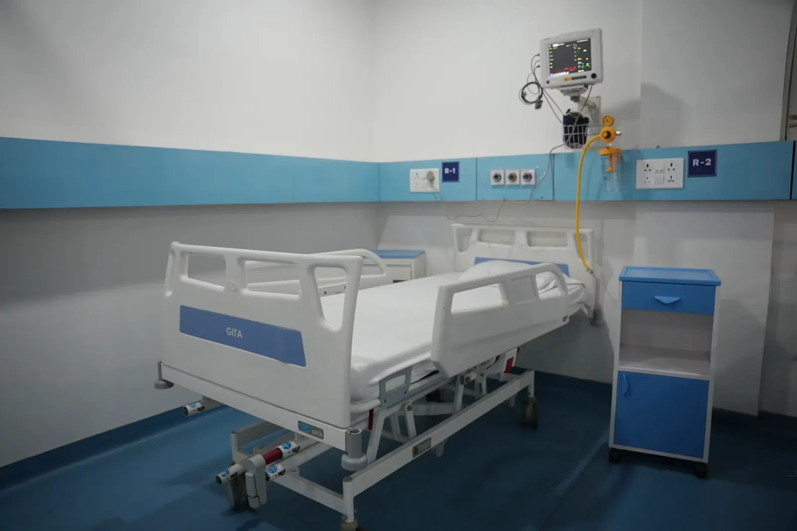 Modernes Spitalzimmer mit verstellbarem Bett