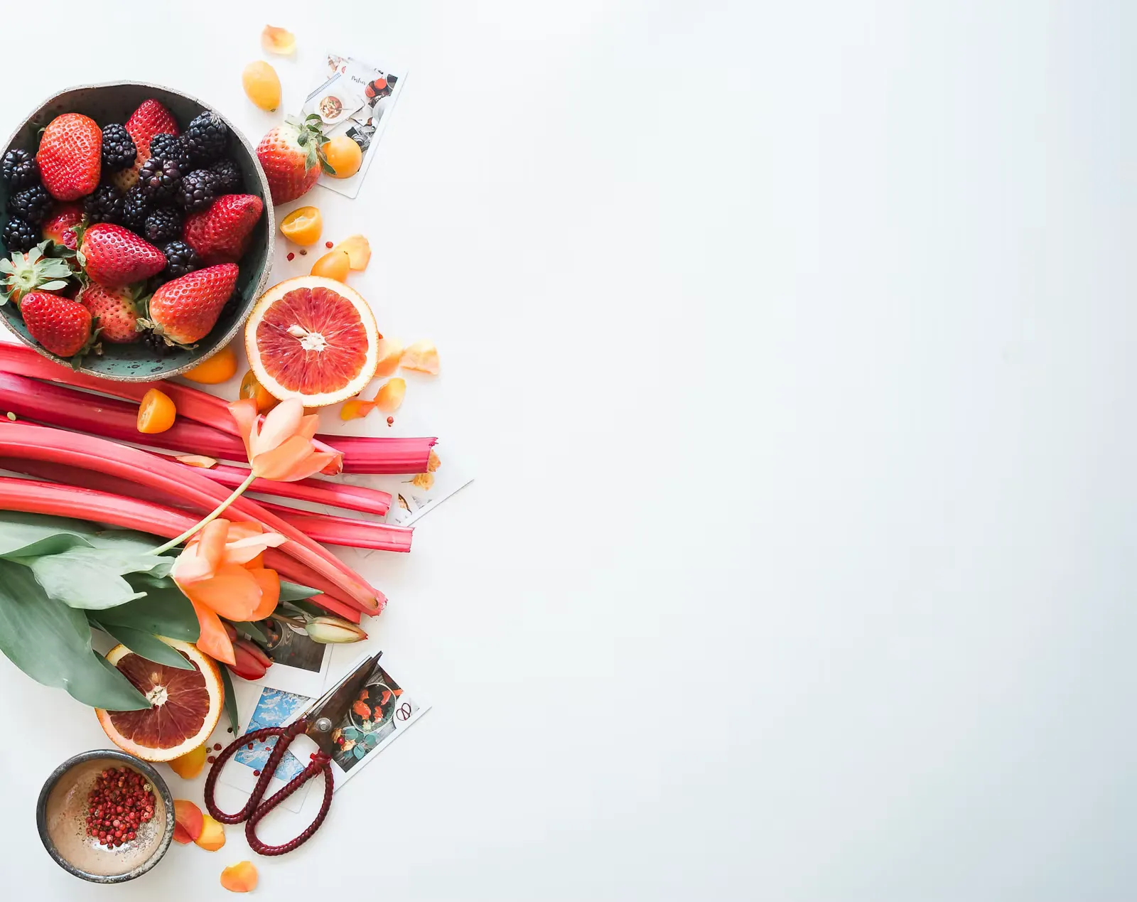 Bunte, frische Lebensmittel wie Gemüse und Obst auf einem Tisch angeordnet – Lebensmittelhygiene ist die wichtigste Maßnahme gegen Reisedurchfall im Auslandspraktikum