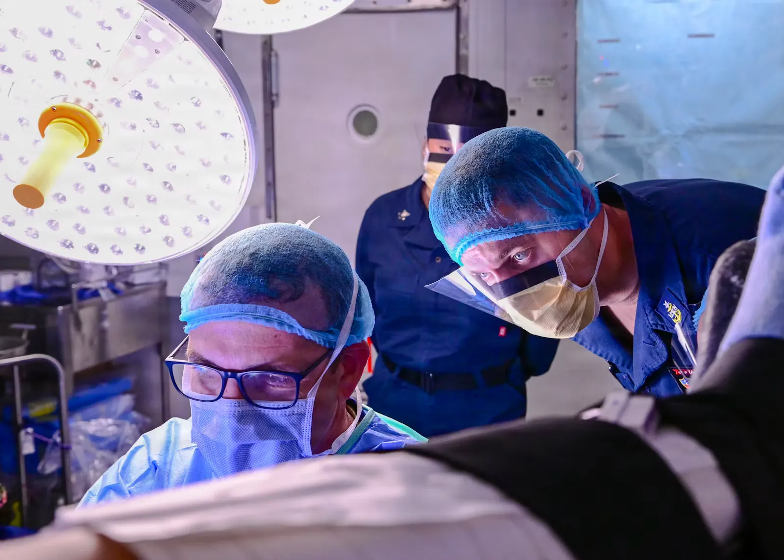 Operationsteam arbeitet unter hellen OP-Leuchten