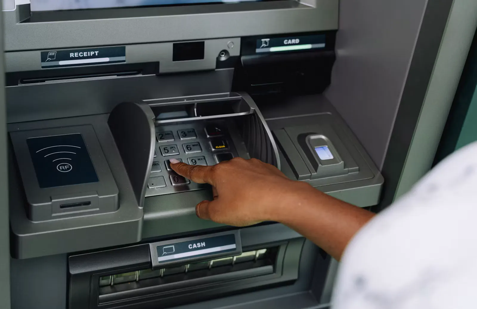 Bankomatkarte im Ausland: GeoControl, Spesen und Bargeld