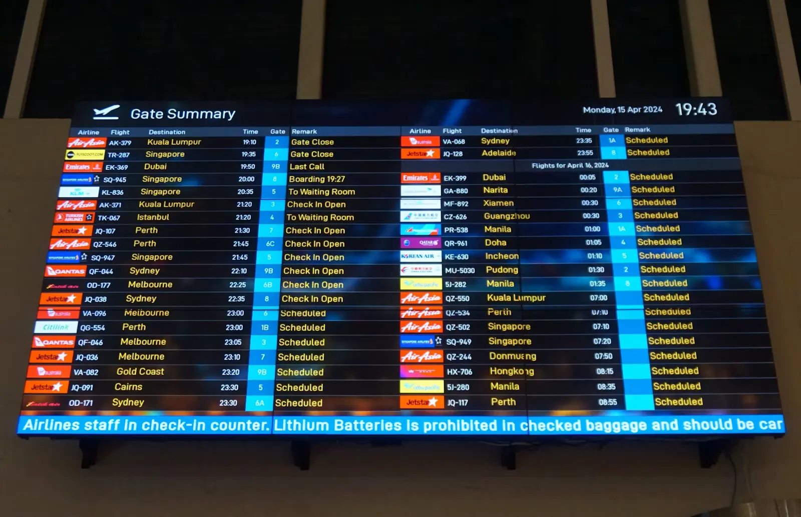 Große Anzeigetafel mit Flugplan in einer Abflughalle, Sinnbild für die elektronische Arrival Card vor dem Flug nach Denpasar