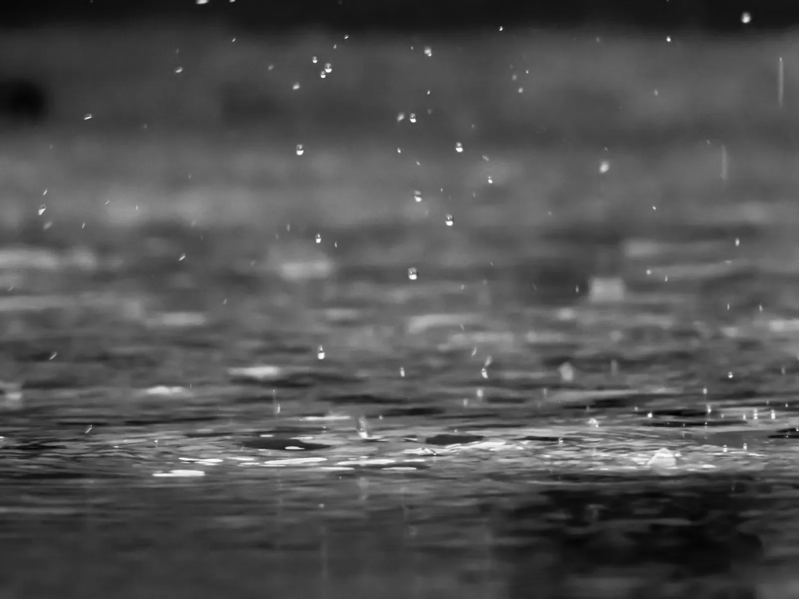Person mit Regenschirm in kräftigem Monsunregen auf einer Straße – in der Regenzeit ist die beste Reisezeit für dein Auslandspraktikum vorbei, der Klinikbetrieb läuft aber weiter