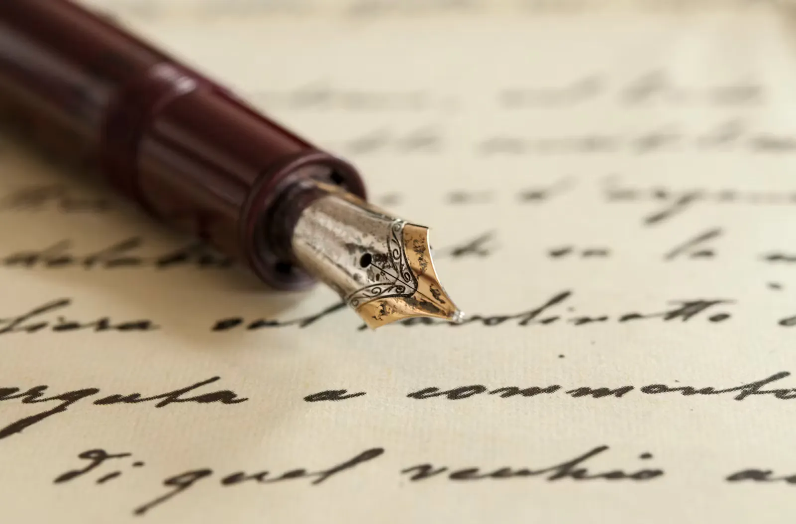 Roter Stift auf weißem Papier, bereit für die Korrektur des Bewerbungsschreibens