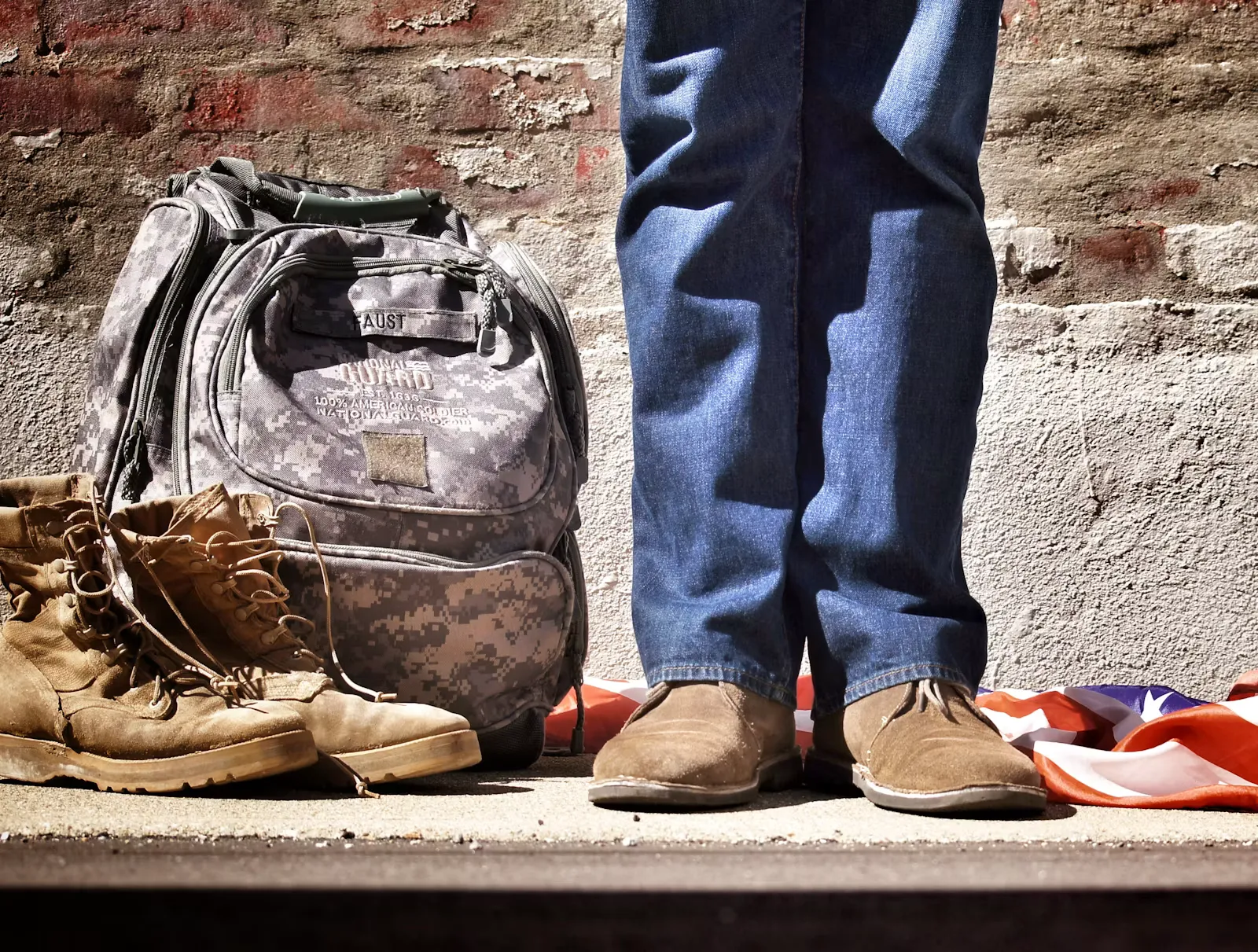 Rucksack und Wanderschuhe stehen bereit vor der Abreise ins Auslandspraktikum