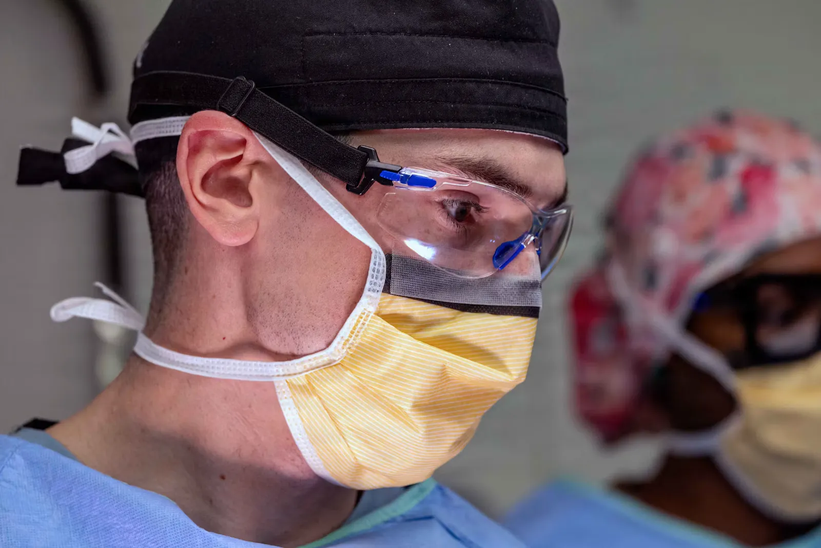 Operationsteam mit Masken und Schutzkleidung im OP
