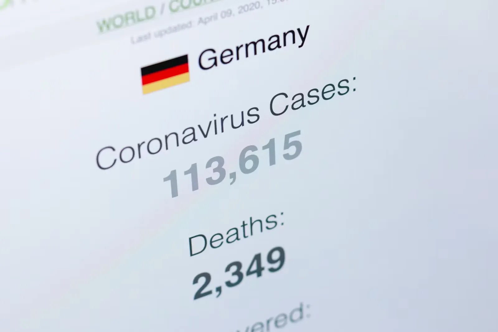 Computerbildschirm mit einer Deutschlandflagge auf einer Website