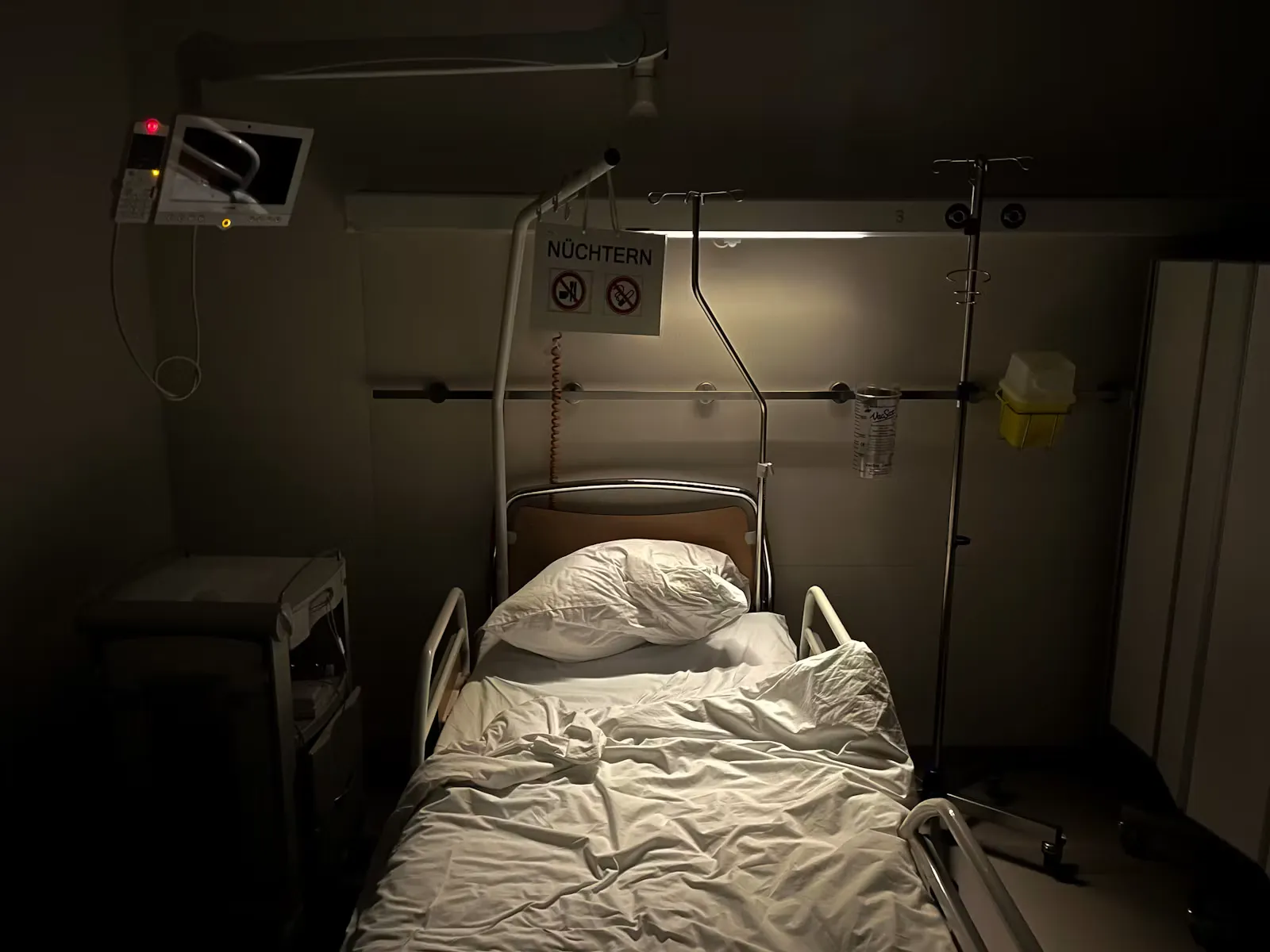 Spitalzimmer mit Bett und Überwachungsmonitor als Symbol für ein gefördertes Pflegepraktikum oder eine Unterassistenz im Ausland