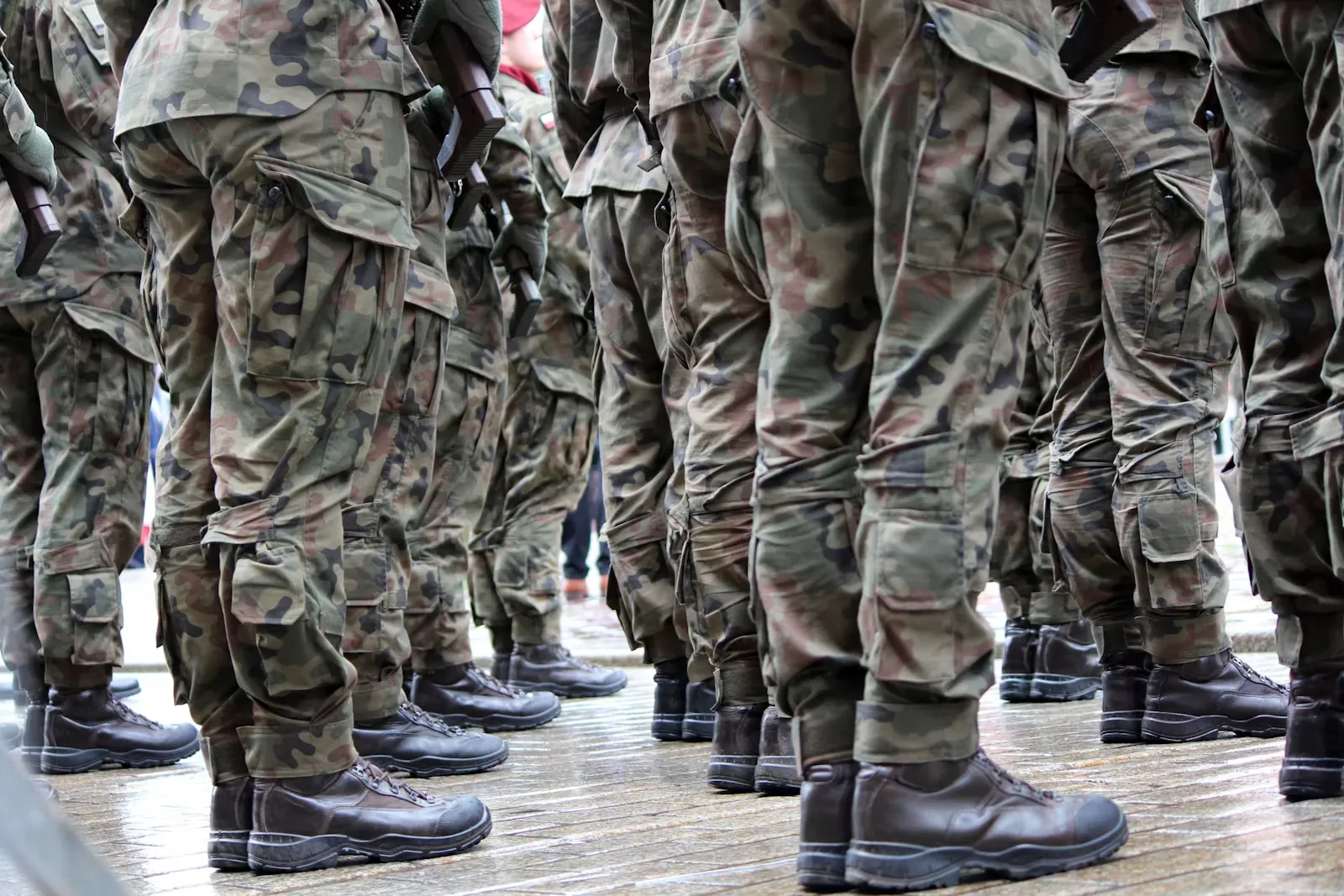 Gruppe von Angehörigen der Armee steht in Uniform beieinander