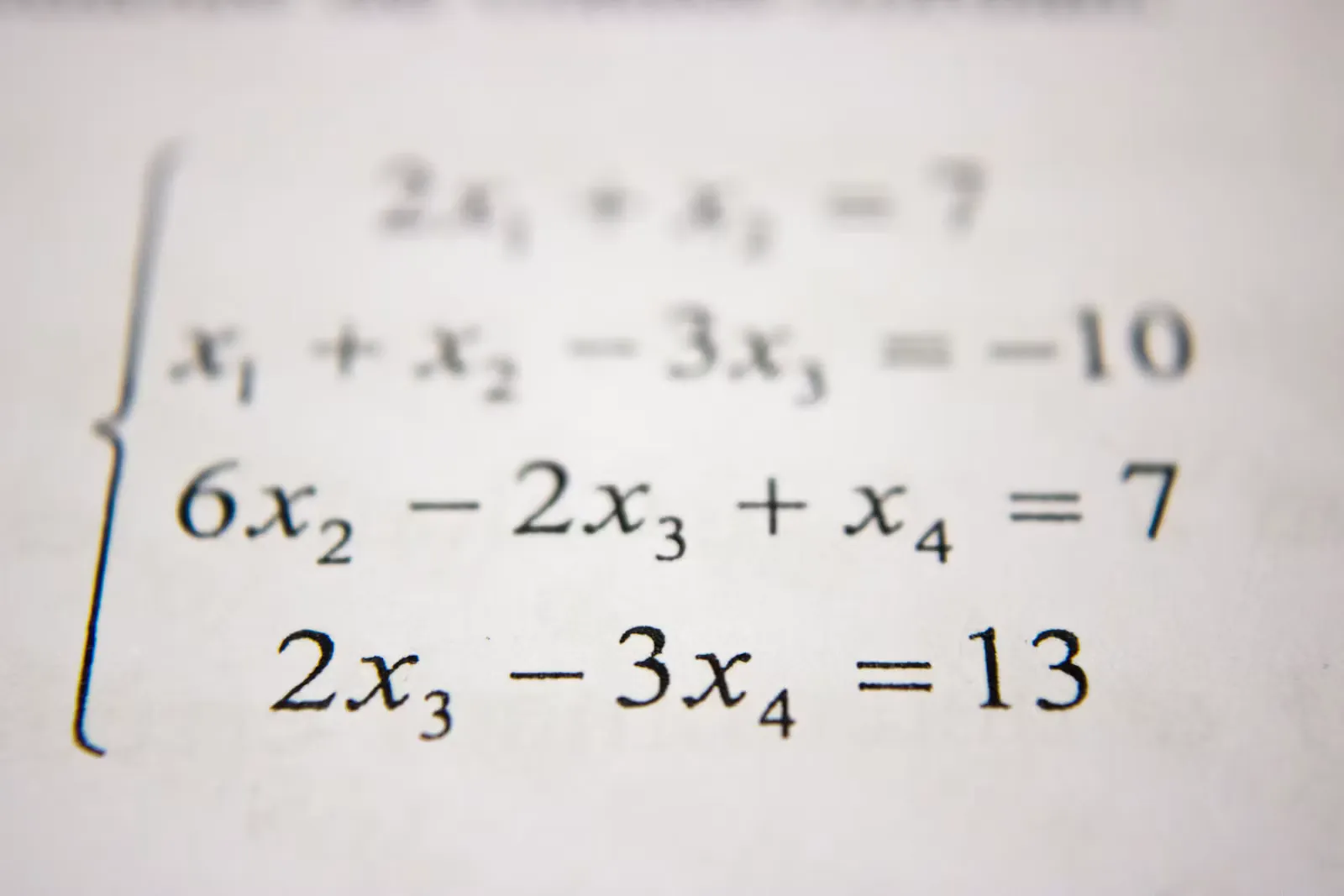 Mathematische Formeln und Rechenwege auf Papier, die KMK-Formel zum Abischnitt berechnen anwenden