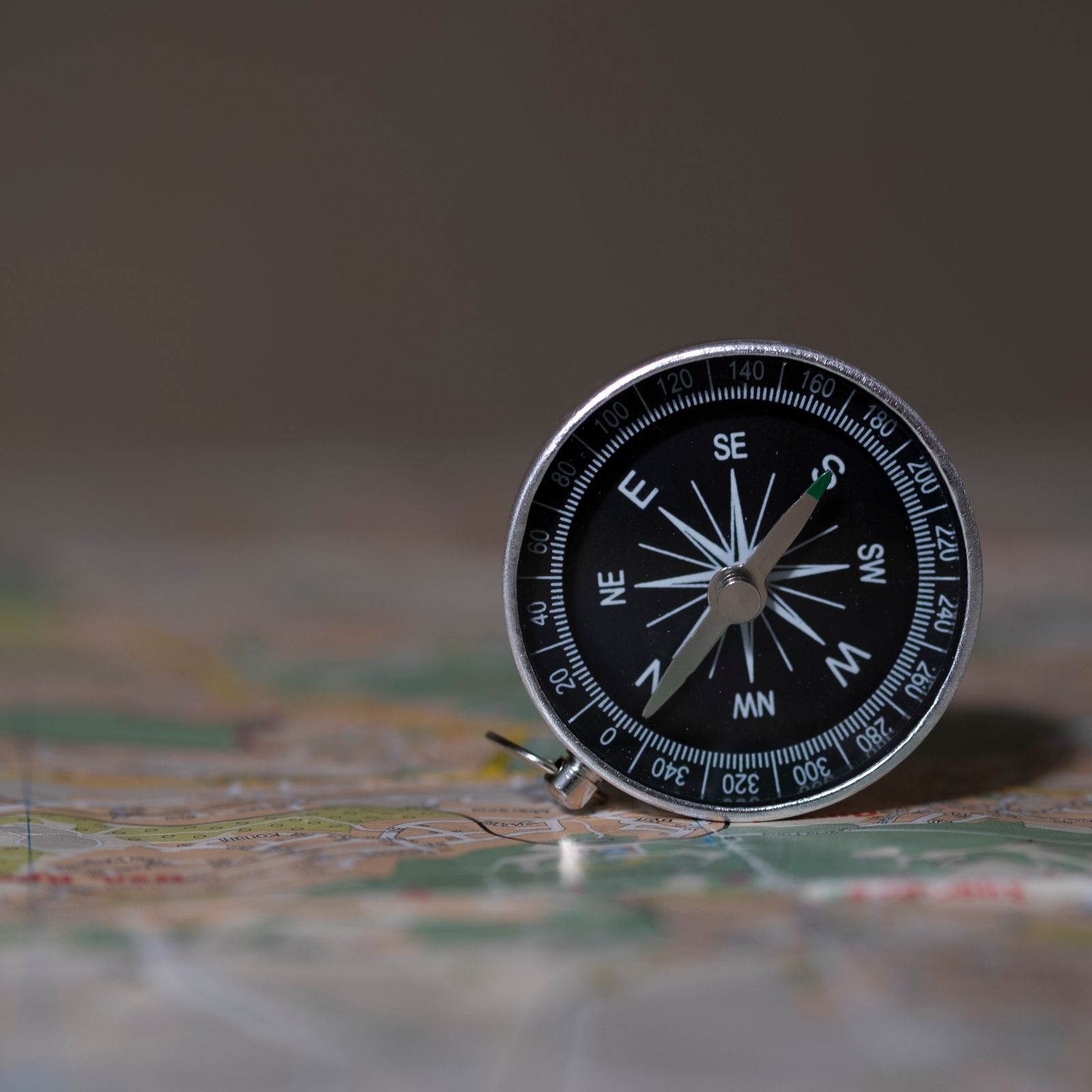 Ein Kompass liegt auf einer Landkarte als Symbol für die Planung von Fortbewegung und Routen während eines Auslandpraktikums