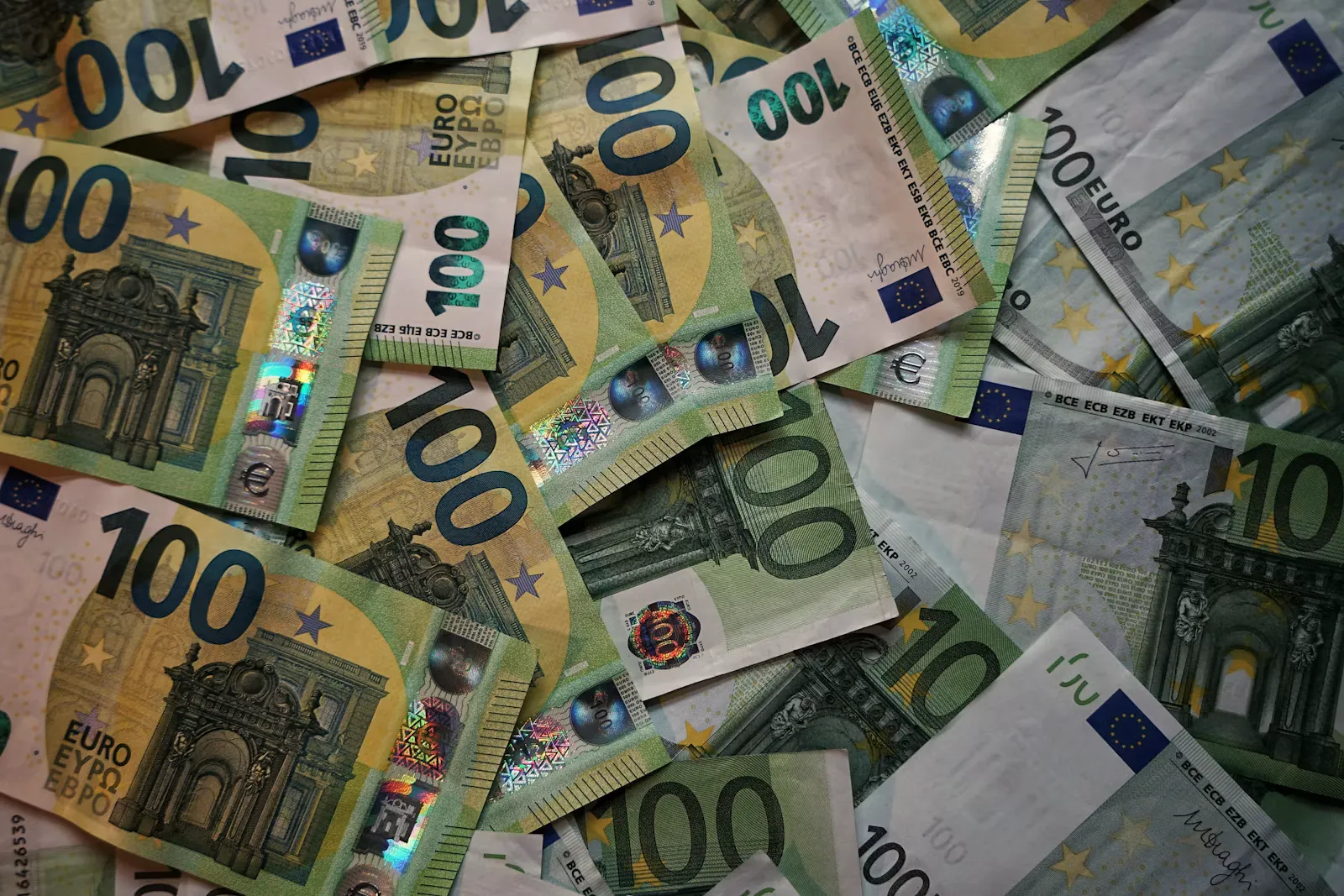 Ausgebreitete 100-Euro-Banknoten, dicht übereinandergelegt, als Symbolbild für Grundgehalt und Zulagen im Spital