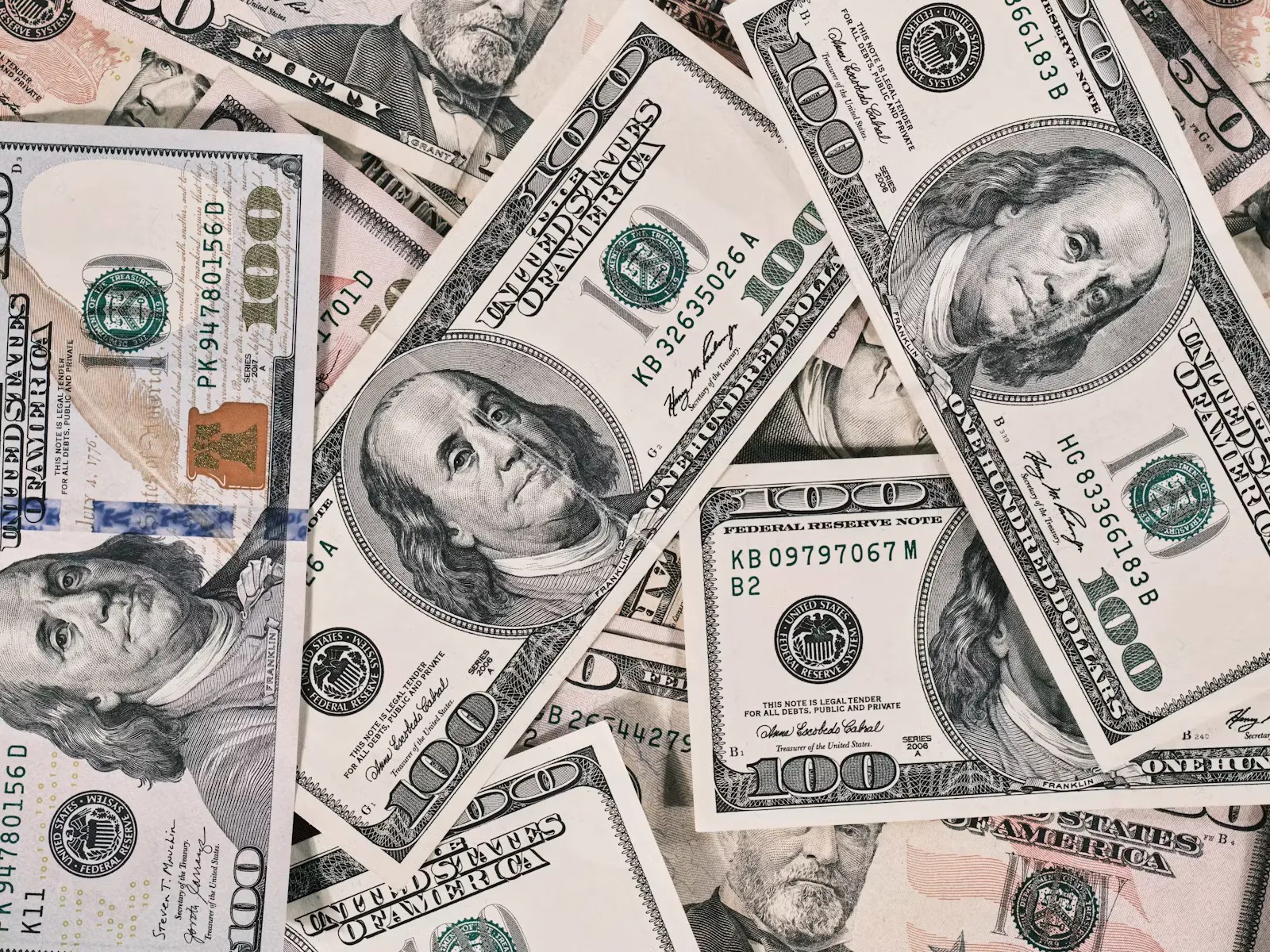 Verstreute Hundert-Dollar-Scheine