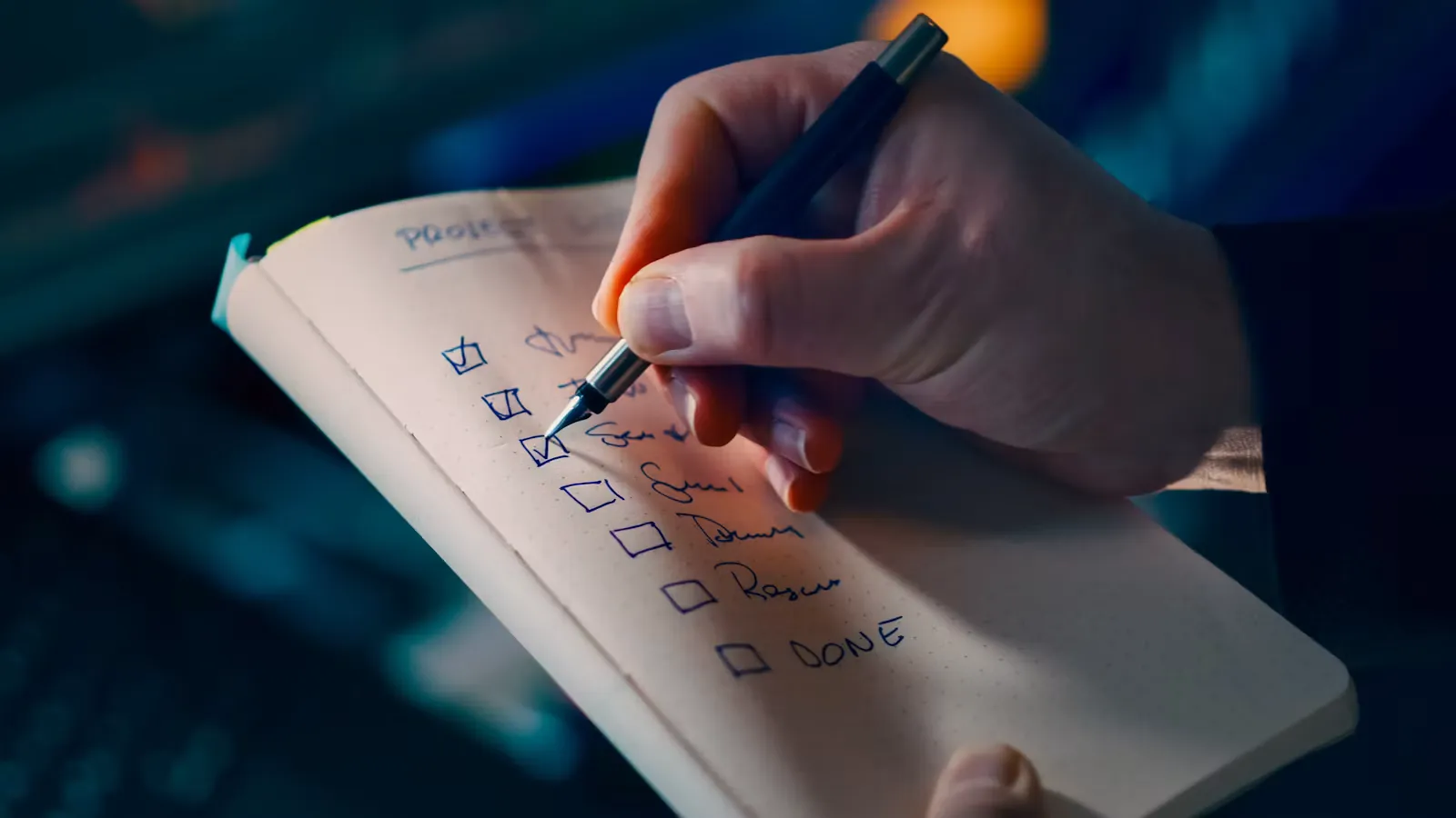 Eine Hand markiert erledigte Punkte auf einer Checkliste, Symbolbild für die Schritt-für-Schritt-Planung des Auslandstertials