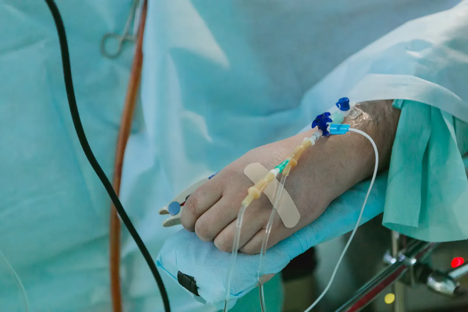 Patient im Spitalbett mit Infusion, sinnbildlich für den Klinikalltag im Wahlstudienjahr im Ausland