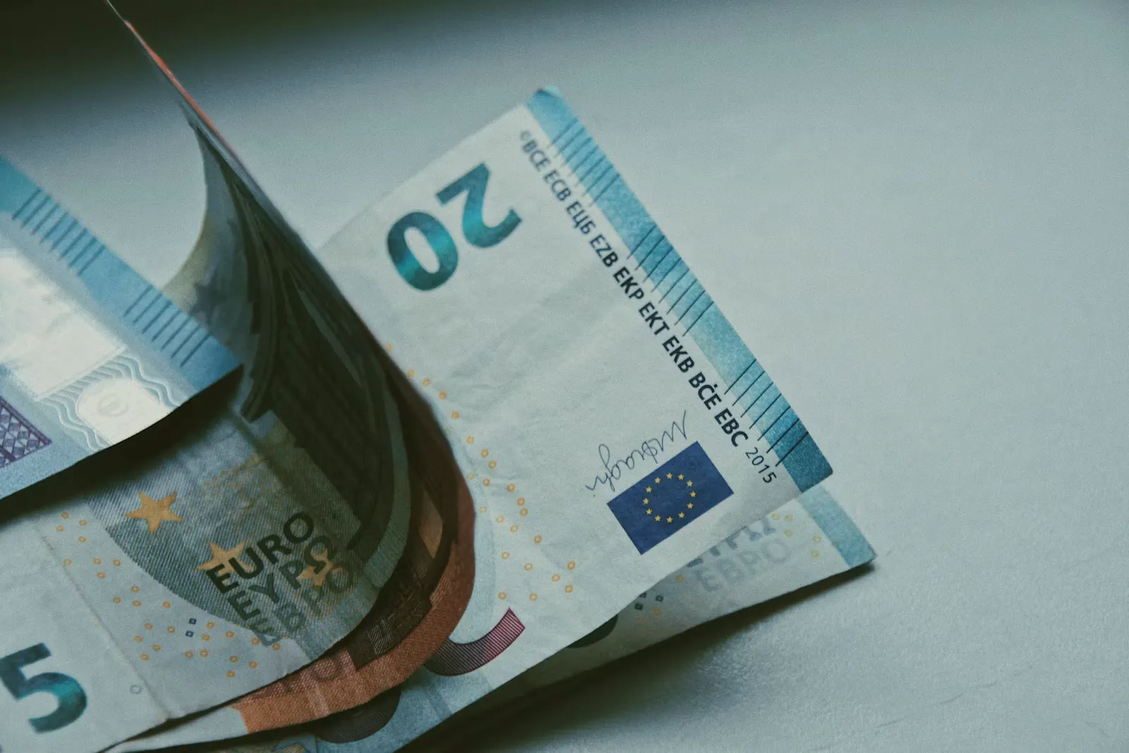 Ein Fünf-Euro-Schein liegt auf einem hellen Tisch, Symbolbild für das knappe Budget während einer Famulatur im Ausland