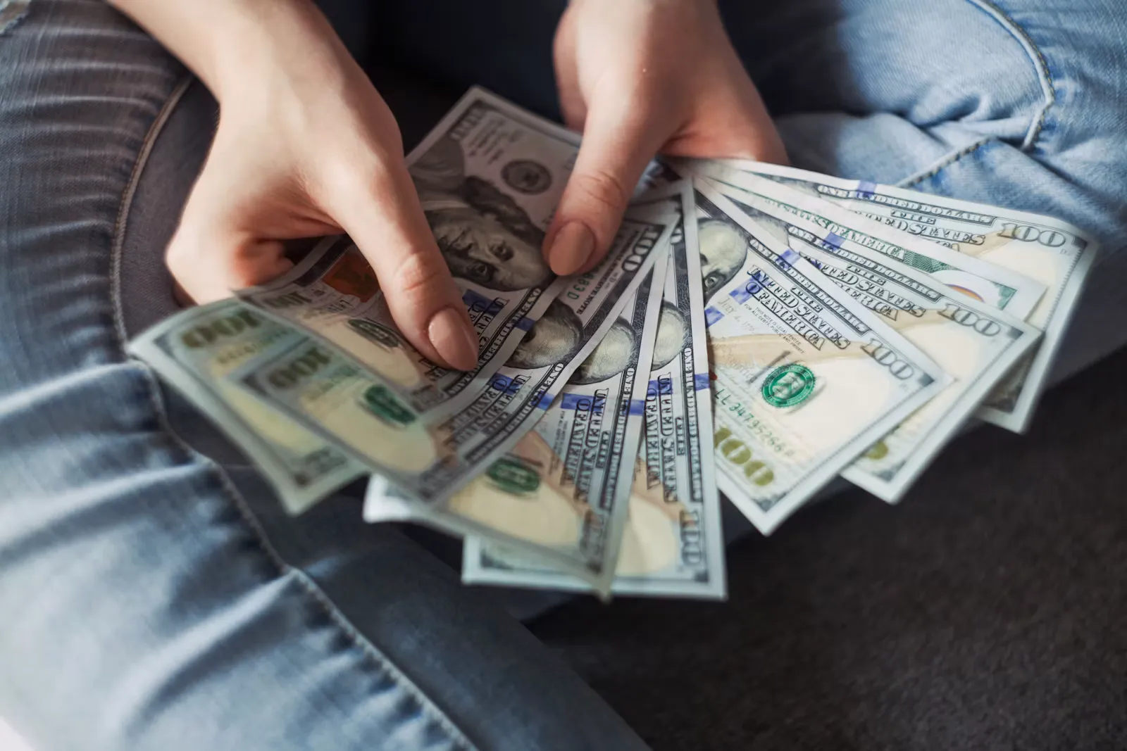 Taschenrechner und Euro-Banknoten auf einem Schreibtisch als Symbol für die Budgetplanung eines PJ-Tertials im Ausland