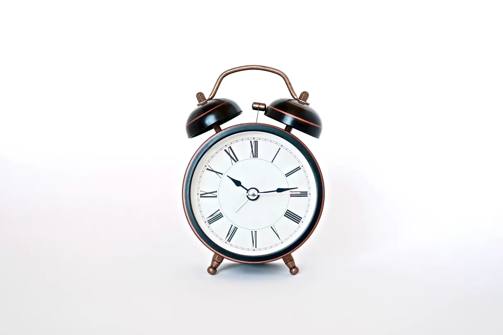 Klassischer Wecker mit zwei Glocken vor hellem Hintergrund – Symbolbild für die Umstellung der inneren Uhr bei Jetlag im Auslandspraktikum