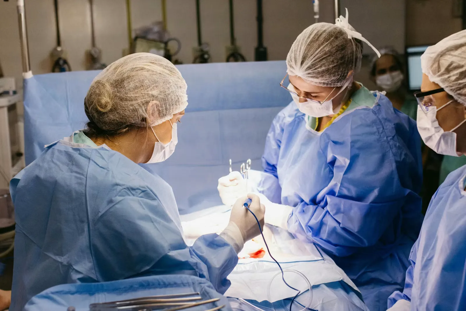 Ärzteteam bei einer Operation im OP-Saal