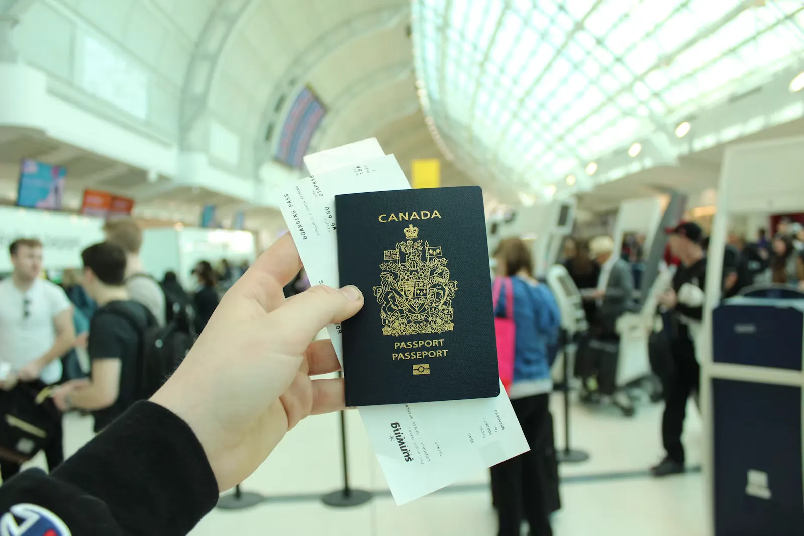Person hält einen Reisepass in der Hand