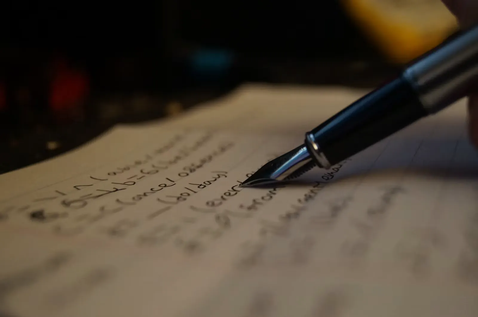 Person schreibt handschriftlich auf ein Blatt Papier