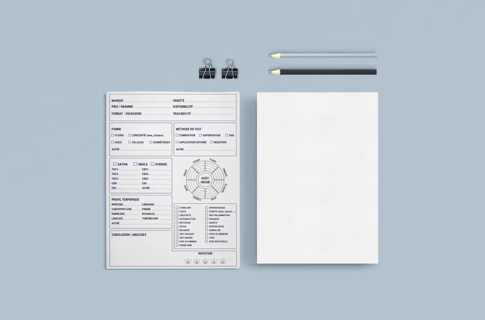 Ein Blatt Papier und ein Bleistift auf blauem Untergrund