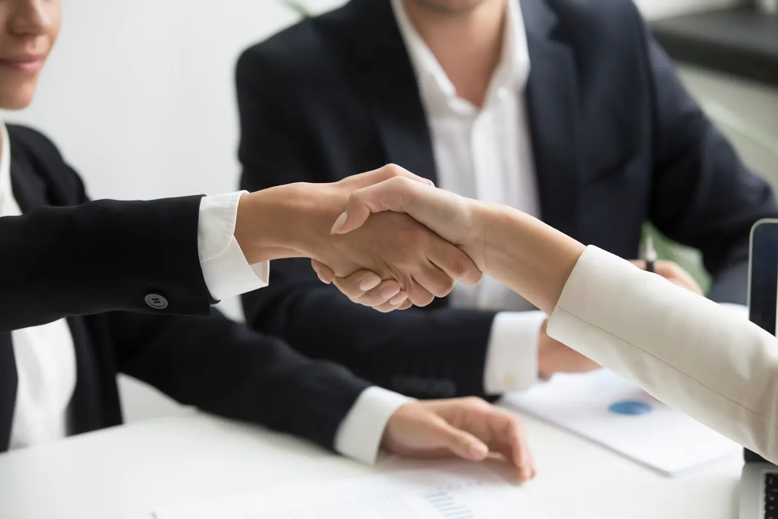 Zwei Personen geben sich die Hand als Sinnbild für die erfolgreiche Zusage nach einer Bewerbung im Auslandspraktikum