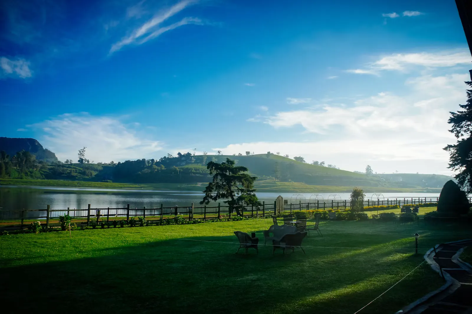 Green highland grassland and mountains near Nuwara Eliya, Sri Lanka, symbolising a clinical internship abroad in Sri Lanka or Nepal