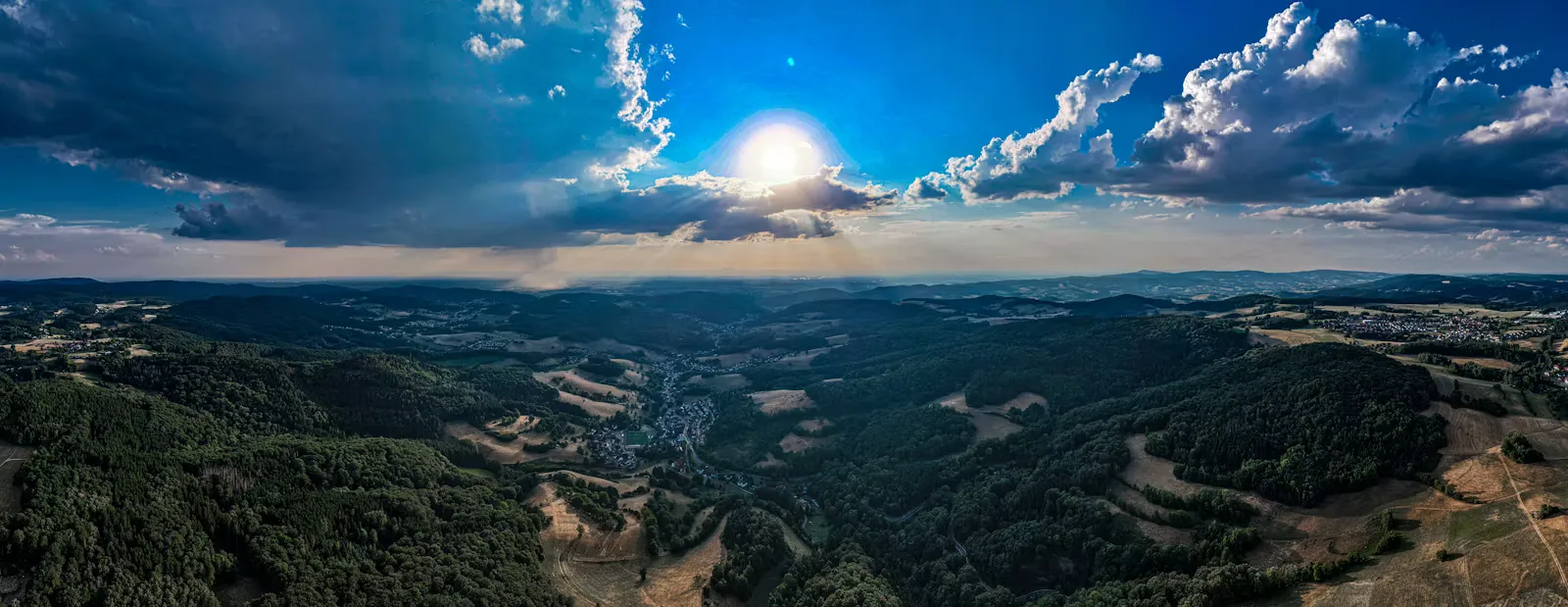 Grüne Hügellandschaft unter dramatischem Himmel als Sinnbild für die geprüften travel4med-Standorte in Asien