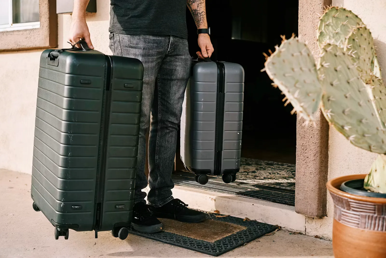 Ein gepackter Reisekoffer mit sorgfältig gefalteter Kleidung, wie er sich für einen kultursensiblen Aufenthalt in Sri Lanka eignet