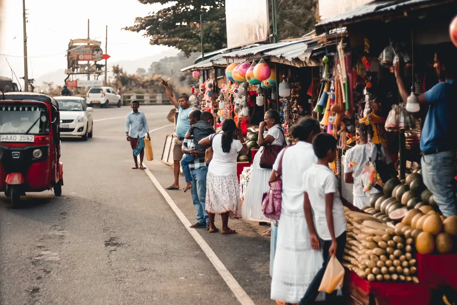 Belebter lokaler Markt in Sri Lanka mit Menschen beim Einkaufen, sinnbildlich für die kulturelle Vielfalt im Alltag der Insel