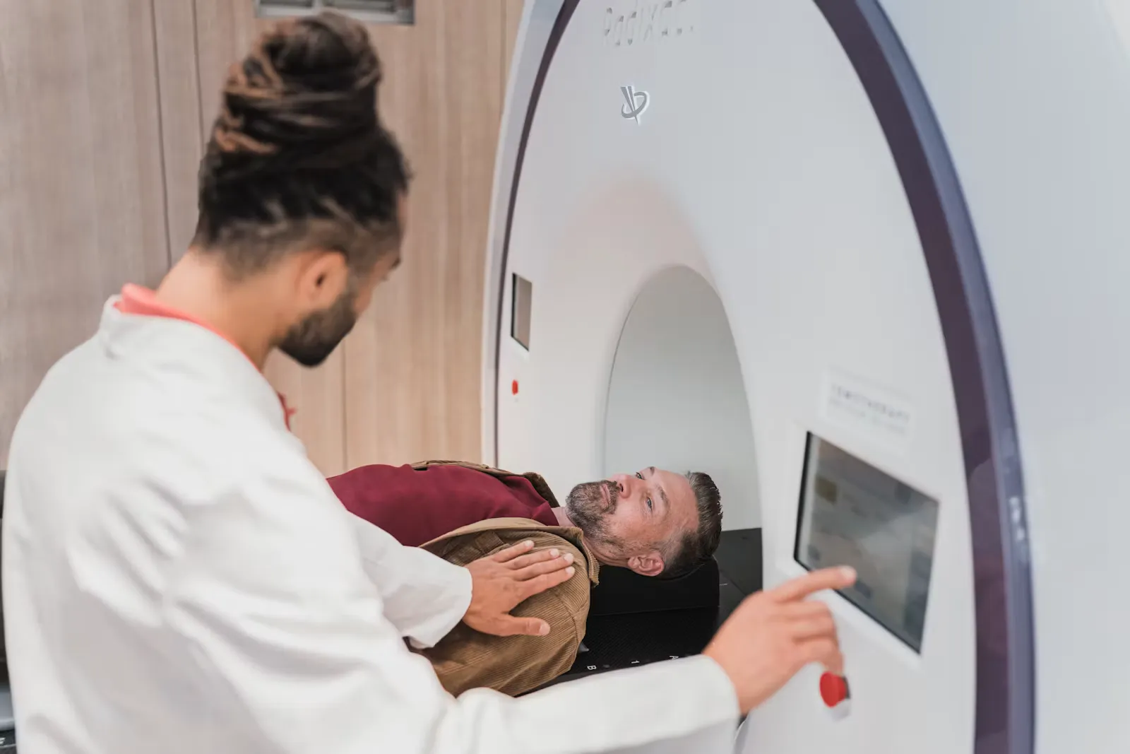 Ärztin untersucht konzentriert eine Patientin, symbolisch für den Praxisalltag während der Famulatur