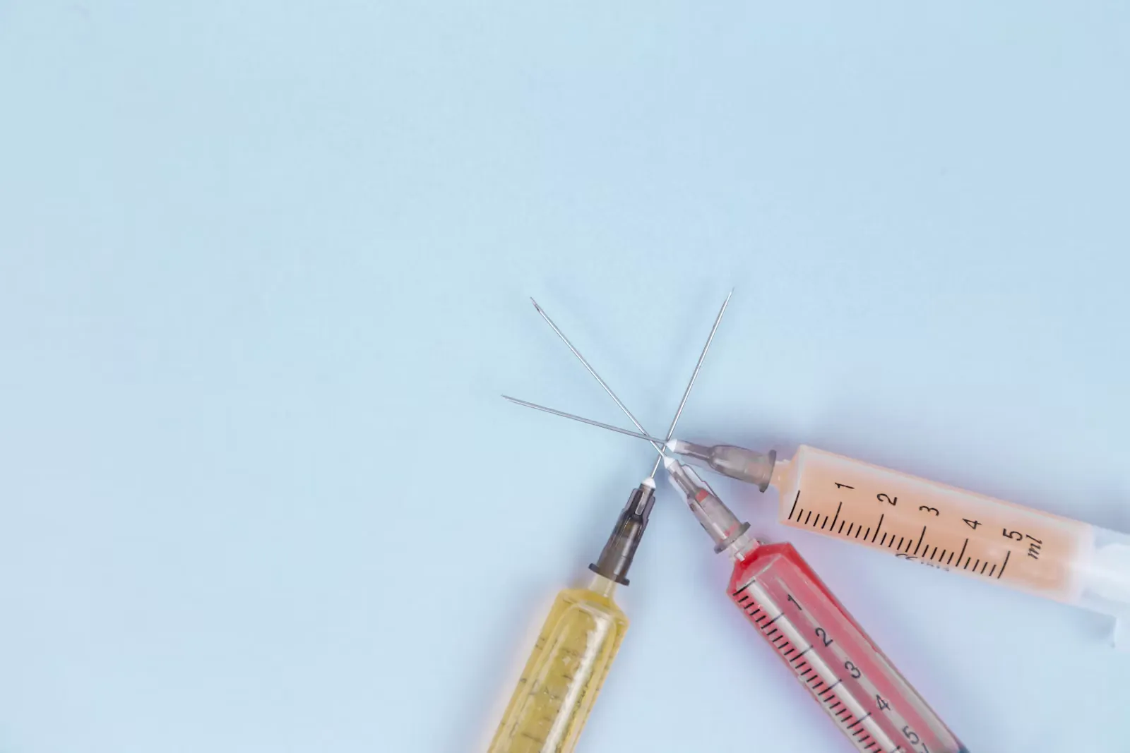 Glasröhrchen mit brauner Flüssigkeit, wie es in der tropenmedizinischen Diagnostik verwendet wird